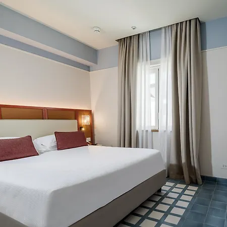Plaza Hotel 4*